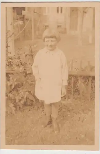 (F11771) Orig. Foto kleines Mädchen im Garten, 1920er