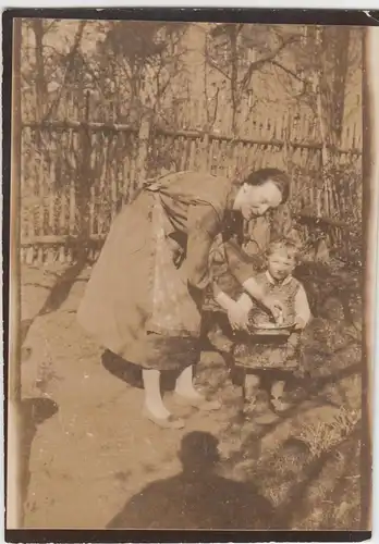 (F11770) Orig. Foto Mutter mit kleiner Tochter im Garten, Osterkörbchen 1920er