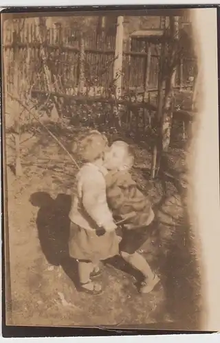 (F11769) Orig. Foto kleine Geschwister im Garten, Bruder küsst Schwester 1920er