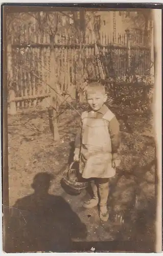 (F11768) Orig. Foto kleiner Junge mit Körbchen im Garten 1920er