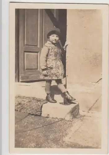 (F11767) Orig. Foto kleines Mädchen vor dem Hauseingang 1920er
