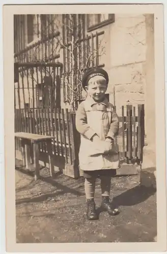 (F11766) Orig. Foto kleiner Junge vor dem Haus 1920er