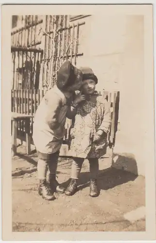 (F11765) Orig. Foto kleine Kinder vor dem Haus, Bruder küsst Schwester 1920er