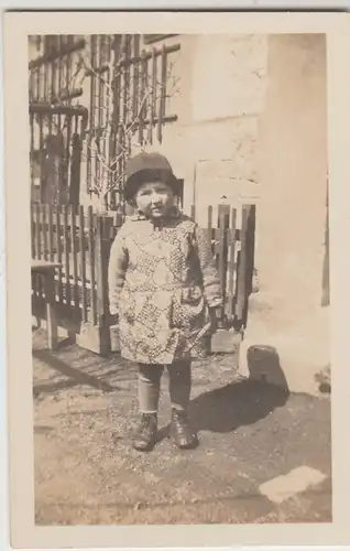(F11764) Orig. Foto kleines Mädchen vor dem Haus 1920er