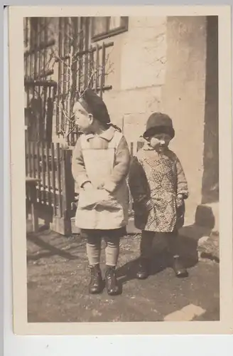 (F11763) Orig. Foto kleine Kinder, Geschwister vor dem Haus 1920er