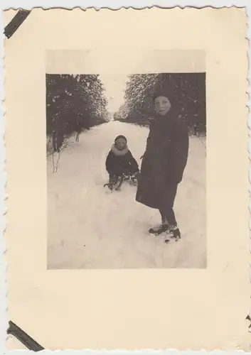 (F11753) Orig. Foto Pirna Graupa, Winter im Graupaer Wald, Kinder rodeln 1932