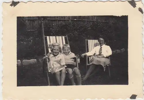 (F11744) Orig. Foto Geising, Frau u. Kinder im Garten bei den Büttners 1932