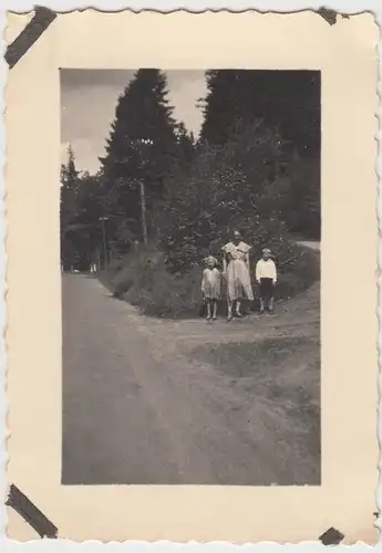 (F11742) Orig. Foto Frau m. Kinder a.d. Weg n. Kipsdorf 1932