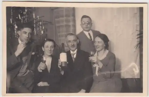 (F11705) Orig. Foto Weihnachten 1931, Familie zu Hause am Weihnachtsbaum