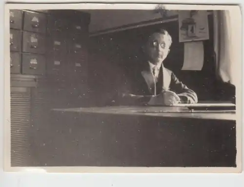 (F11704) Orig. Foto Herr sitzt am Schreibtisch 1931