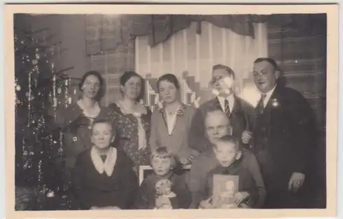 (F11703) Orig. Foto Weihnachten 1931, Familie zu Hause am Weihnachtsbaum