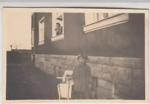 (F11702) Orig. Foto Mädchen mit Puppenwagen vor einem Wohnhaus 1931