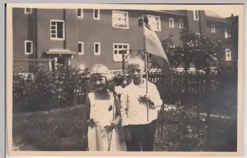 (F11701) Orig. Foto Kinder m. Fahnen u. Blumen vor e. Haus 1931