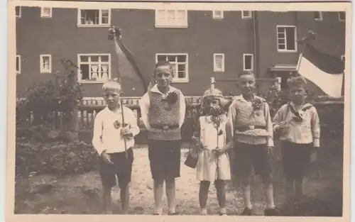 (F11700) Orig. Foto Kinder m. Fahnen u. Blumen vor e. Haus 1931