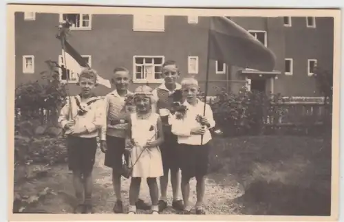 (F11699) Orig. Foto Kinder m. Fahnen u. Blumen vor e. Haus 1931