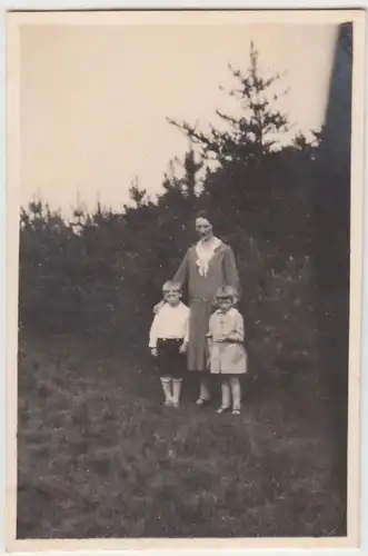 (F11634) Orig. Foto Graupa, Mutter m. Kindern im Graupaer Wald, Frühjahr 1930