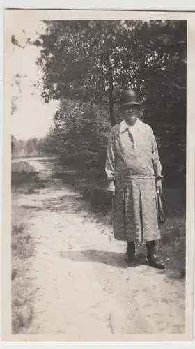 (F11631) Orig. Foto Graupa, Frau wandert im Graupaer Wald, Frühjahr 1930