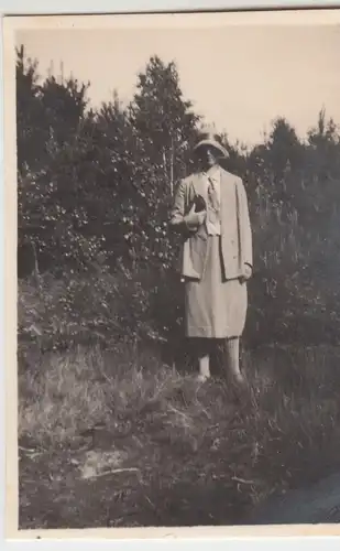 (F11630) Orig. Foto Graupa, Frau im Graupaer Wald, Frühjahr 1930