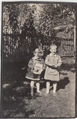 (F11628) Orig. Foto zwei kleine Kinder im Garten, Frühjahr 1930