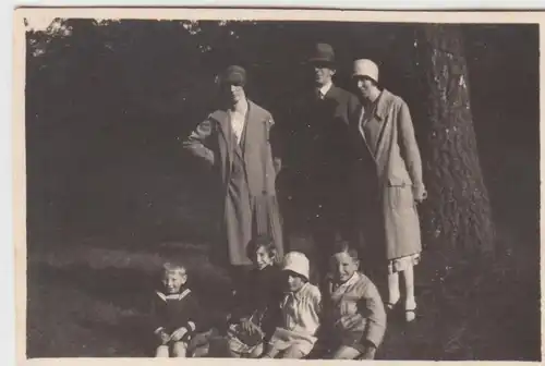 (F11615) Orig. Foto Graupa, Personen wandern im Graupaer Wald 1930