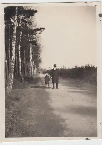 (F11606) Orig. Foto Graupa, Personen wandern am Graupaer Wald 1930