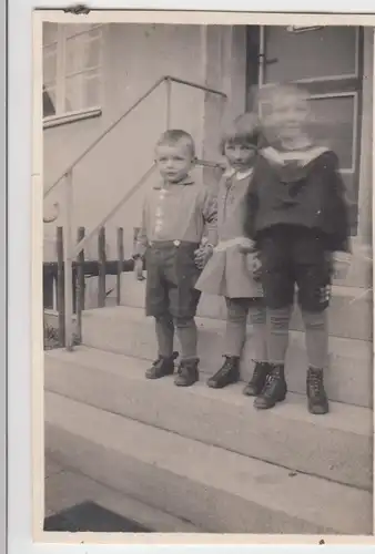 (F11603) Orig. Foto Kinder auf der Treppe vor einem Haus 1930
