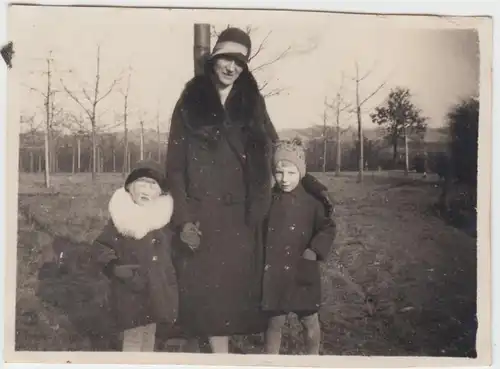 (F11602) Orig. Foto Mutter mit Kindern im Freien, Winter 1929/30