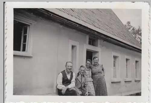 (F11592) Orig. Foto Personen vor einem Haus, 1930er