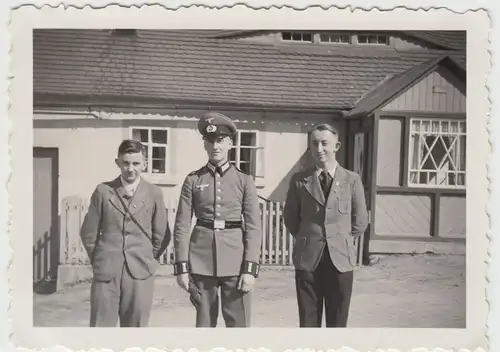 (F11589) Orig. Foto Wehrmachts-Soldat Gerhard auf Urlaub, mit Jungs vor Haus 193