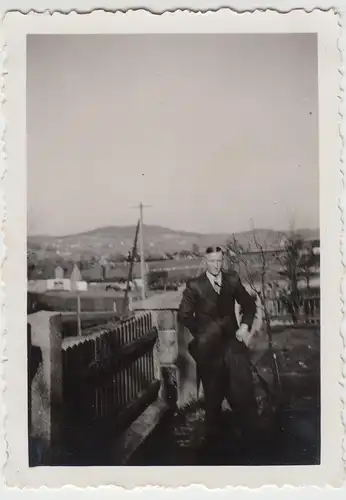 (F11572) Orig. Foto Herr "Onkel Walter" am Zaun 1930er