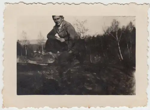 (F11567) Orig. Foto junger Mann hockt im Freien 1930er