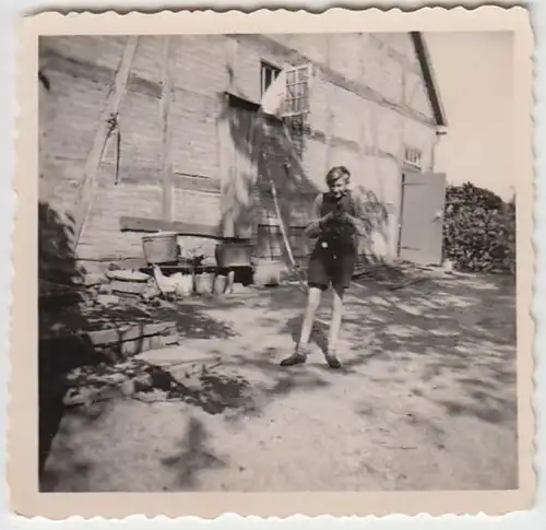 (F1157) Orig. Foto Junge mit Hühner auf dem Hof, Ostsee 1950er