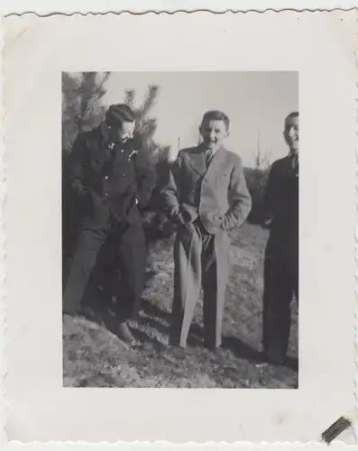 (F11564) Orig. Foto Jungs mit Händen i.d. Hosentaschen im Freien 1930er