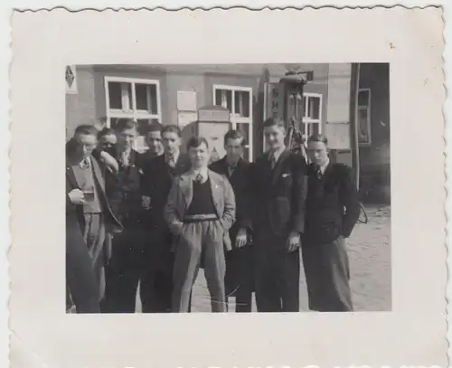 (F11562) Orig. Foto Jugendliche, Lehrlinge a.einer Shell-Tankstelle "Entlassung"