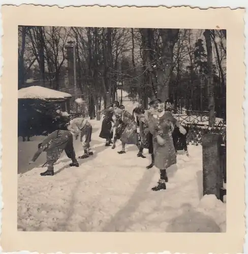 (F11561) Orig. Foto Löbauer Berg, Jugendliche liefern sich eine Schneeballschlac