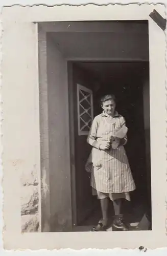 (F11552) Orig. Foto Frau putzt Schuhe am Hauseingang 1930er