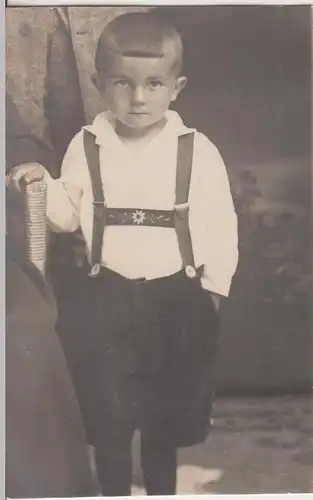 (F11551) Orig. Foto kleiner Junge mit Hosenträger, Ausschnitt a. Kabinettfoto 19