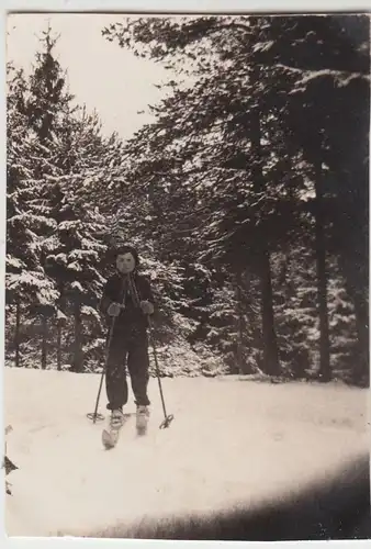 (F11548) Orig. Foto Kind mit Skiern im Winterwald 1930er