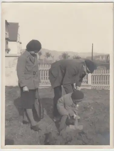 (F11545) Orig. Foto kleines Kind arbeitet mit Schaufel im Garten 1930er