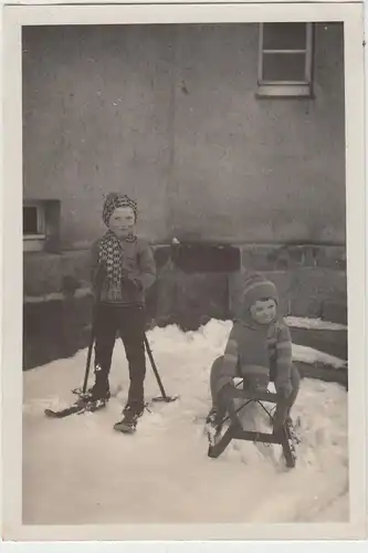 (F11542) Orig. Foto zwei kleine Kinder mit Skier u. Schlitten am Haus, 1930er
