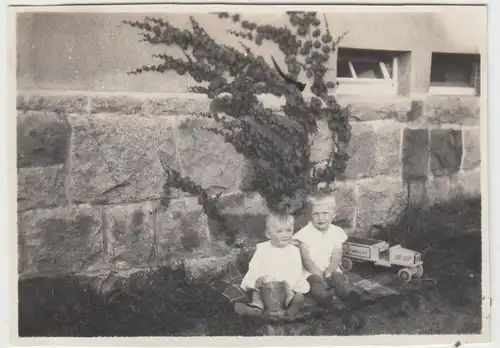 (F11541) Orig. Foto zwei kleine Kinder mit Holz-Lkw am Haus, 1932