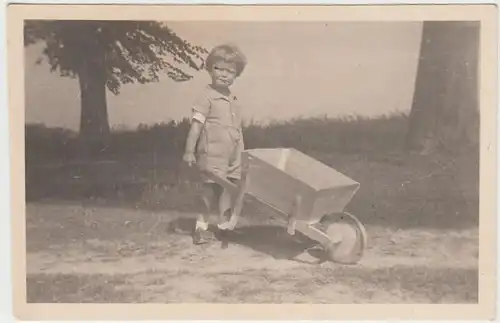 (F1154) Orig. Foto kleines Kind mit Holzschubkarre, 1940er / 50er