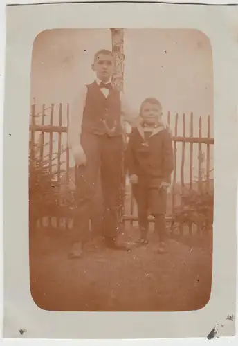 (F11538) Orig. Foto zwei Jungen am Zaun, 1910/20er