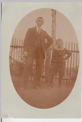 (F11537) Orig. Foto Mann m. kleinem Jungen am Zaun, im Oval 1910/20er