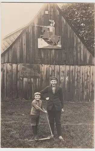 (F11536) Orig. Foto Kind m. Holzroller vor Scheune m. Rama-Werbung, 1920er