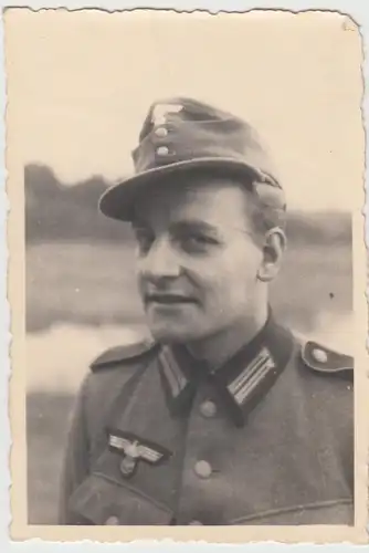 (F11532) Orig. Foto Wehrmacht-Soldat im Freien 1940er
