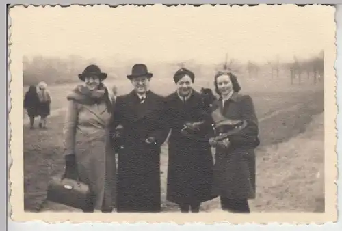 (F11527) Orig. Foto Personen mit Schlittschuhen unterwegs, 1940er