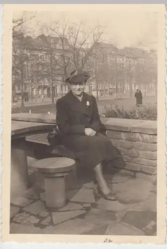 (F11513) Orig. Foto Köln, junge Frau a.d. Spangenbergplatz 1943