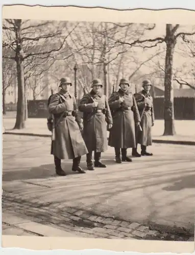(F11508) Orig. Foto Wehrmacht-Soldaten m. Mantel u. Stahlhelm a.d. Straße 1944