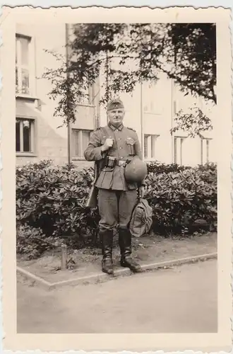 (F11507) Orig. Foto Wehrmacht-Soldat in voller Montur vor einem Wohnhaus 1944